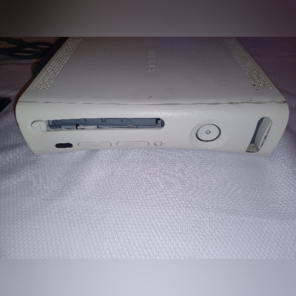 Microsoft Xbox 360 Bundle w/ Game + Controller + HD - Picture 4 of 10